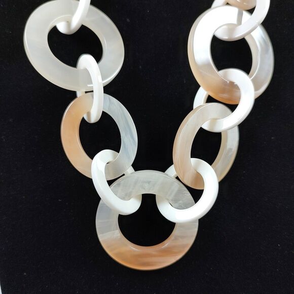 Signed V Chunky Plastic Link Necklace Beige White Gold Chain Statement 17" - 20" - Picture 2 of 16